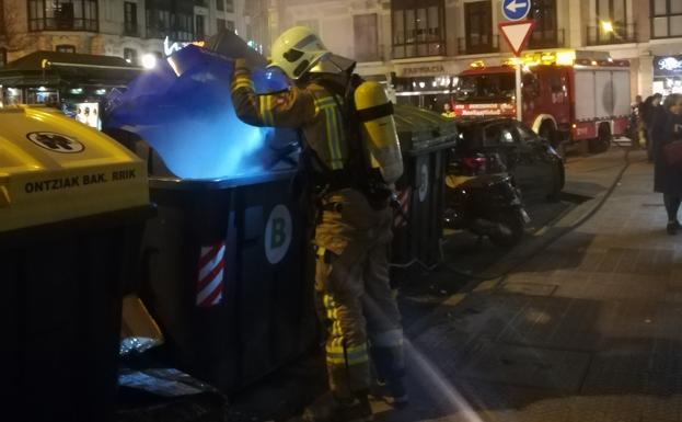Un bombero intenta sofocar el fuego./Martín Ibarrola