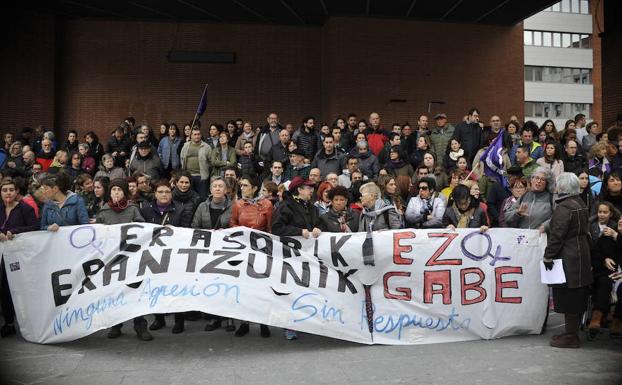 Concentración en repulsa de la agresión grupal a una menor en Barakaldo./Ignacio Pérez