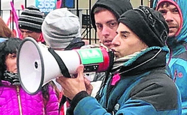 Los empleados lamentan las molestias que están padeciendo los usuarios. /ELA