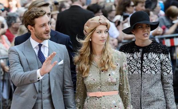 Pierre Casiraghi, su mujer Beatrice y su hermana Charlotte Casiraghia acuden a la boda entre Ekaterina Malysheva y el Príncipe Ernesto de Hannover./EFE