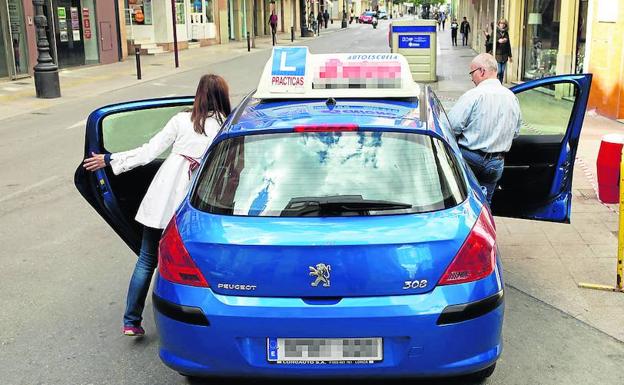 Las autoescuelas juegan un papel vital en la formación práctica de los alumnos. /EDU BOTELLA