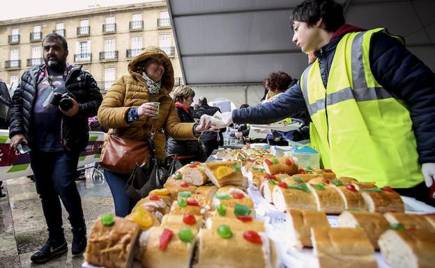 La lluvia no ha sido un impedimento para disfrutar del roscón./Jordi Alemany