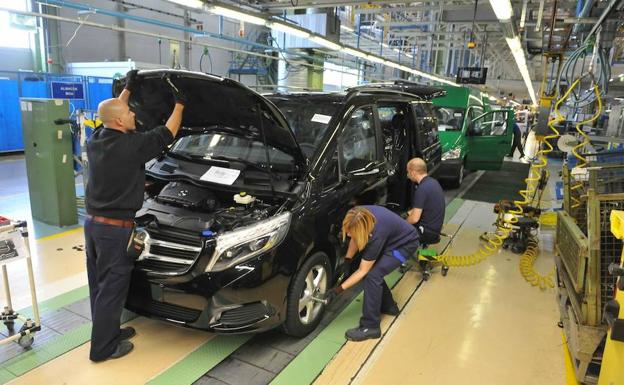 Operarios de la planta de Mercedes-Vitoria trabajan en la cadena de montaje del monovolumen Clase V./Iosu Onandia