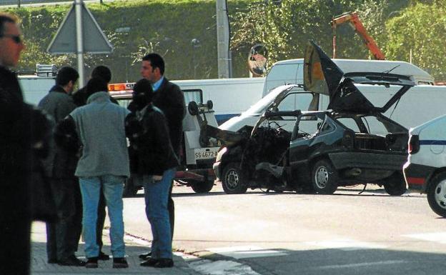 Los terroristas colocaron una bomba lapa en el coche particular de José Ignacio Iruretagoiena./postigo