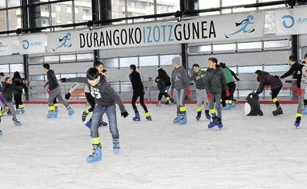 Jóvenes disfrutan de la pista de hielo de Durango en las vacaciones navideñas. / M. G.
