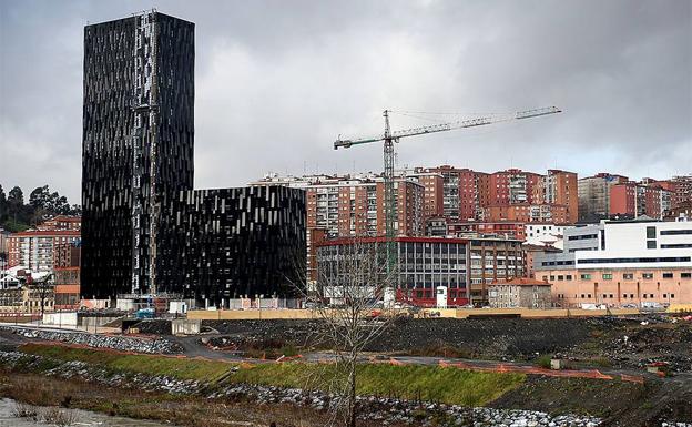 El rascacielos se alza a la orilla del río en el barrio de Bolueta./Jordy Alemany