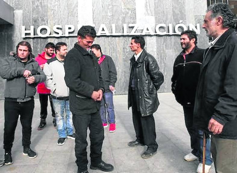 La familia de Gabriel Montoya, a las puertas del hospital./E.C.
