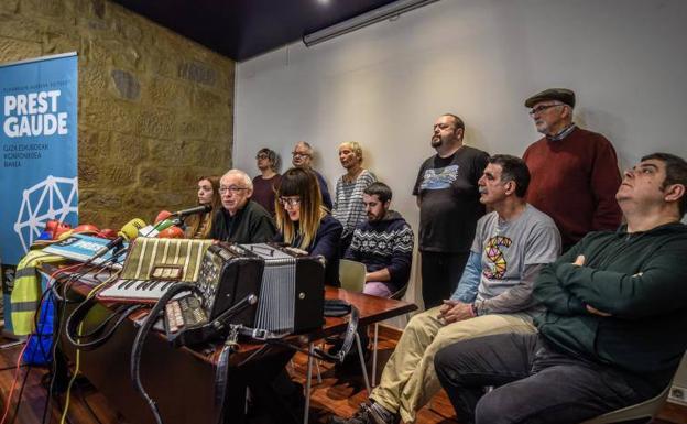 Kepa Junkera, el payaso Porrotx y el bertsolari Beñat Gaztelumendi han estado en la rueda de prensa./Yvonne Fernández