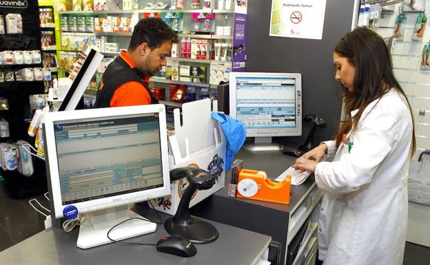 Los vascos pueden desde hoy retirar sus medicinas en 13 comunidades con su tarjeta sanitaria