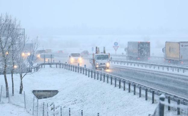 La nieve dificulta la circulación en la A-1 a su paso por Álava. /Jesús Andrade