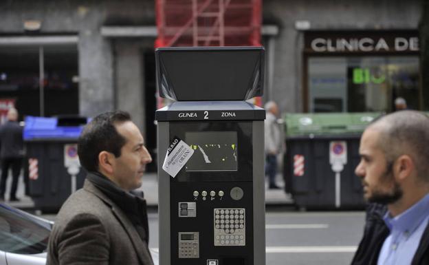 Un parquímetro de Bilbao, con una pegatina en plena jornada de huelga./Ignacio Pérez
