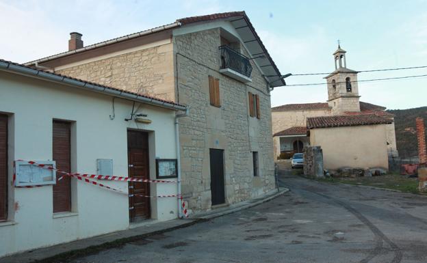 El escenario de la pelea. El local social de Gurendes permanece precintado por la Ertzaintza./Rafa Gutiérrez