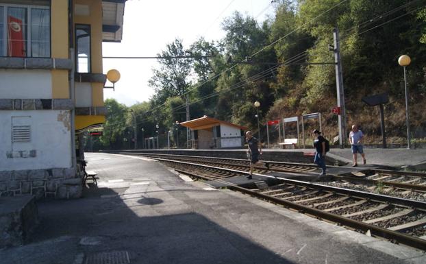 Varias personas ajenas a esta información cruzan las vías en la estación de Areta, donde se produjeron los hechos. /S. Espinosa