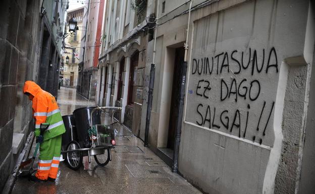 Numerosas fachadas han amanecido llenas de pintadas./Ignacio Pérez