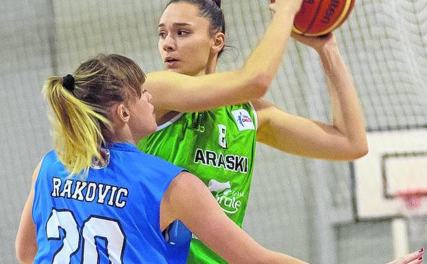Irati Etxarri, del Araski, protege la pelota ante Rakovic. /HÉCTOR KEUDELL