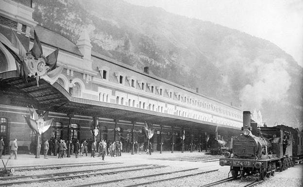 18 de julio de 1928. Un tren de vapor entra en la estación de Canfranc el día de su inauguración. 