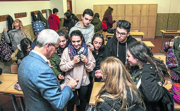 Alumnos de Los Herrán y Carmelitas, con Jaime de la Cal, de la Fundación Michelin.