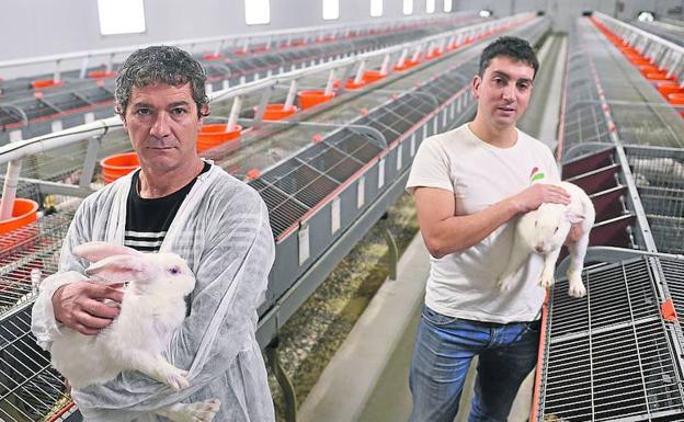 Salazar y Bringas sostienen hembras preñadas./Maite Bartolomé