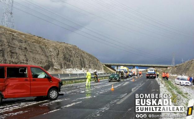 Al lugar del accidente se han desplazado Bomberos, ambulancias y Ertzaintza. /Bomberos Euskadi