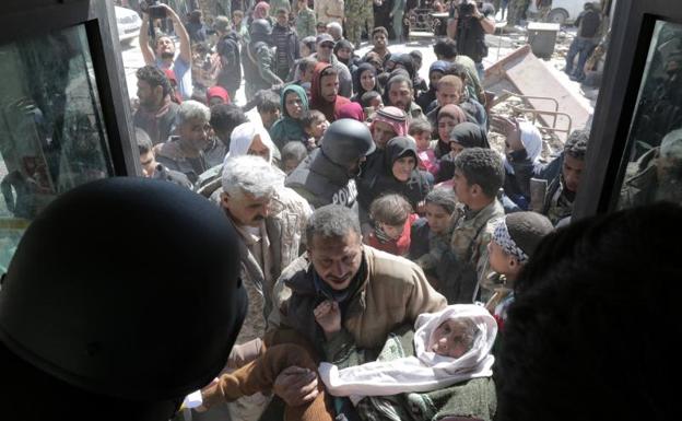 Evacuación de civiles en la región siria de Guta Oriental./Youssef Badawi (Efe)