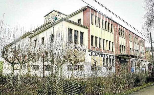 El solar elegido por Lidl está ocupado por una fábrica que cesó su actividad hace dos décadas.
