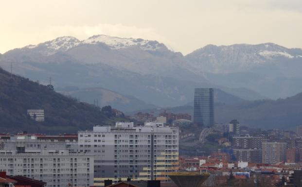 Los montes que rodean Bilbao han amanecido esta mañana con un fino manto blanco./LUIS CALABOR