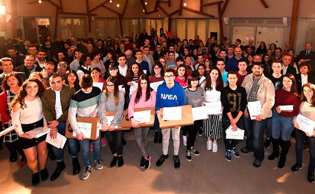 Familiares y amigos, además de representantes institucionales y empresariales, acompañaron a los finalistas en la entrega de premios./:: LUIS ÁNGEL GÓMEZ