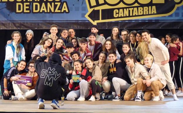 Los componentes de la academia Harteraphia celebran uno de los cinco premios logrados en la fase regional de Rock da House./ E. C.