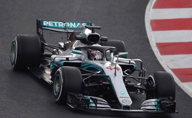 El Mercedes de Lewis Hamilton rueda en Melbourne. /Afp