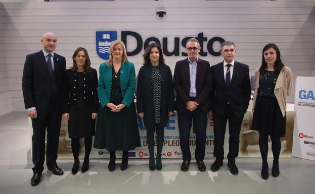 Jesús Riaño, Nora Sarasola, Teresa Laespada, Beatriz Artolazabal, Alfredo Sánchez, Marcos Muro y Cristina San Salvador. /JORDI ALEMANY