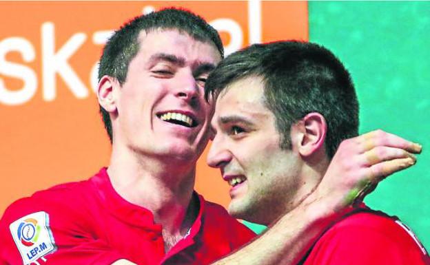 Rezusta abraza a Elezkano II tras conseguir el último tanto que les dio el pase a la final del Campeonato de Parejas 2018./