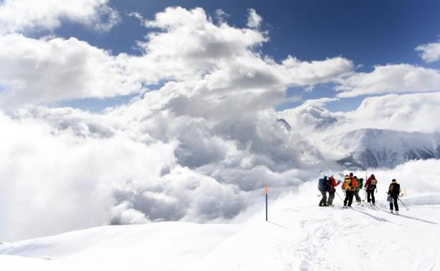 Equipo de rescate en el cantón suizo de Valais./Jean-Christophe Bott (Efe/EPA)
