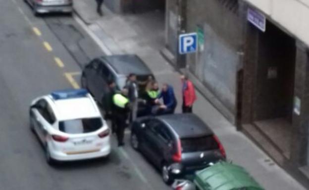 La detención se ha producido a la altura del número 7 de la calle Médico Antonio Eguiluz./V. M.