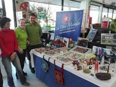 Mercadillo solidario en las instalciones de AKI. / E. C.