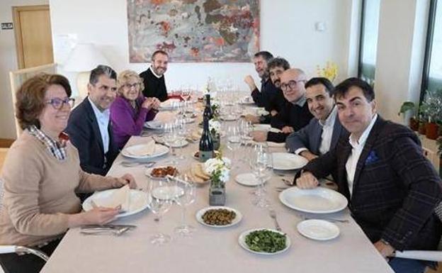 Carmena y dos de sus colaboradores, con Roncero, Fuentes, Guerrero, Sanz, Velasco y Freixa. /