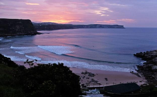 Atardecer en la playa de Los Locos, uno de los escenarios de las novelas de Elena Soriano./FOTOS: LUIS PALOMEQUE