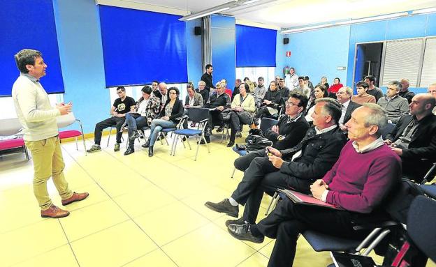 Un momento de una de las intervenciones durante la jornada sobre formación dual en Armeria Eskola./FÉLIX MORQUECHO