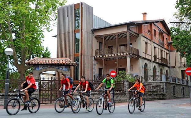 La casona se encuentra junto al parque de El Prado./Iosu Onandia