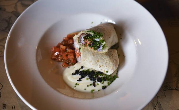 Wrap de bacalao y piquillos con pilpil y crema de coliflor./MAITE BARTOLOMÉ