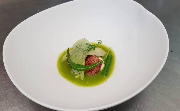 Bogavante, manzana y vainas. También aparece en la carta de primavera-verano.