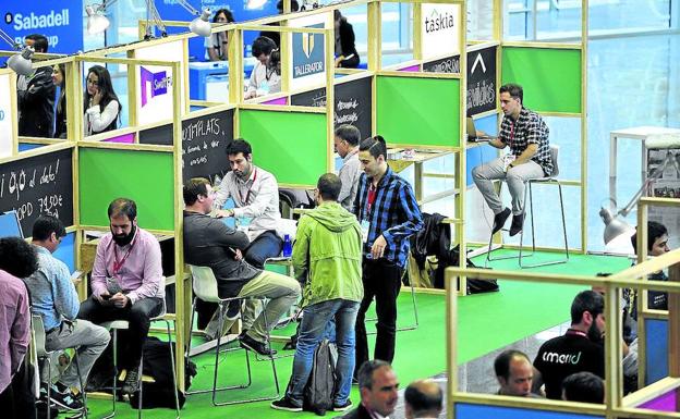 Vista de los espacios dedicados a cada una de las empresas participantes en la edición de B-Venture del año pasado./ignacio pérez