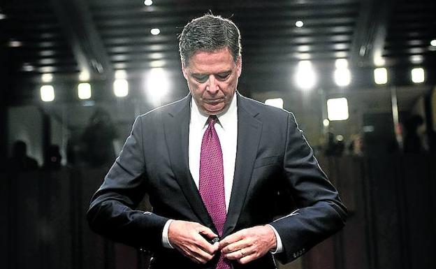 Comey se abotona la chaqueta durante su comparecencia ante un comité del Senado./B. Smialowski / afp