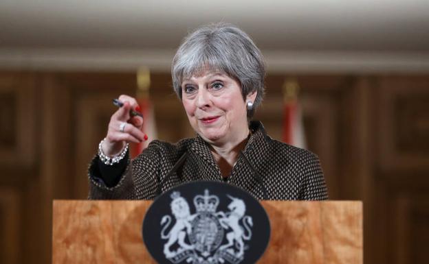 El líder británico de la oposición carga contra May y cuestiona la legalidad del ataque de los aliados en Siria
