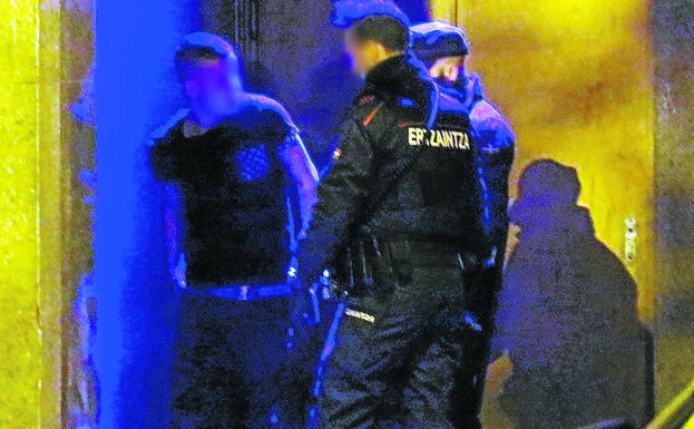 Agentes identifican a un joven por desórdenes./Jesús Andrade