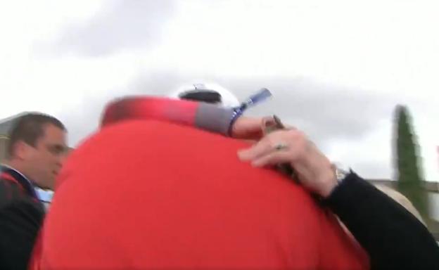 El emotivo abrazo de Rahm a su abuela para celebrar su triunfo en el Open de España