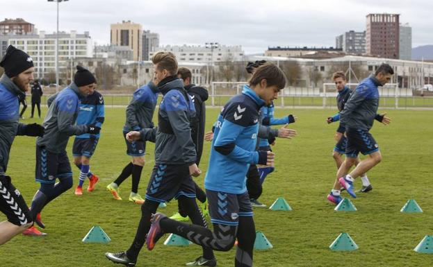 Un entrenamiento del Alavés en Betoño. /Rafa Gutiérrez