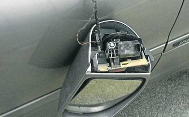 Daños en uno de los coches./E. C.