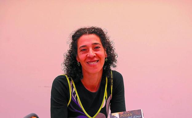 Ainhoa Carmona con su libro, antes de comenzar la presentación de ayer en Portalea./Félix Morquecho