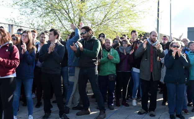 Familiares y amigos de los acusados, a las puertas de la Audiencia Nacional./EFE