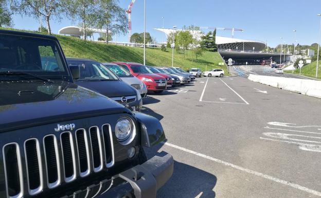 Fuerte afluencia de turismos este martes en el aeropuerto de Loiu./Josu García